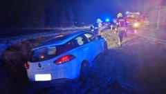 Die Feuerwehr kümmerte sich um das Auto, die Polizei um die unverletzten Insassen.