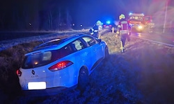 Die Feuerwehr kümmerte sich um das Auto, die Polizei um die unverletzten Insassen.