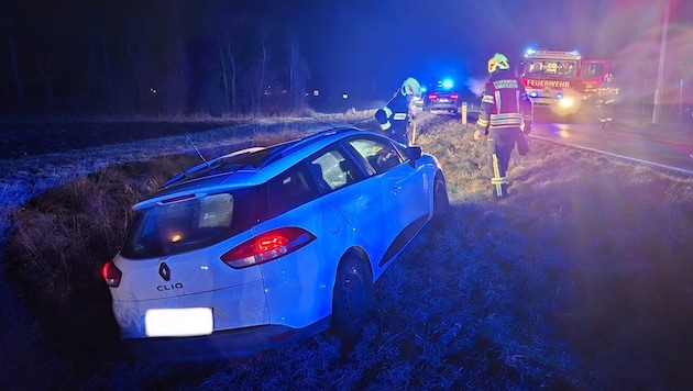 Die Feuerwehr kümmerte sich um das Auto, die Polizei um die unverletzten Insassen.