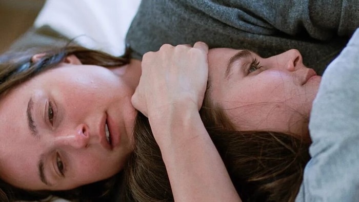 Nora (Renate Reinsve, li.) und ihre Schwester Agnes (Inga Ibsdotter Lilleaas) ringen noch immer ...