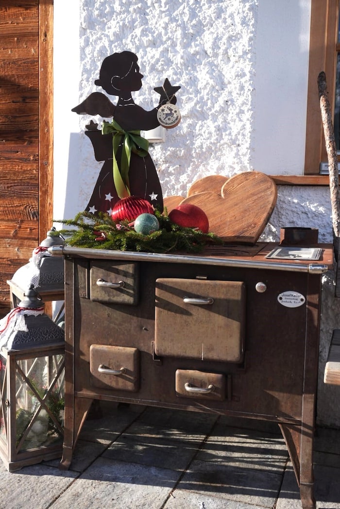 Weihnachtliche Deko vor der Peeralm