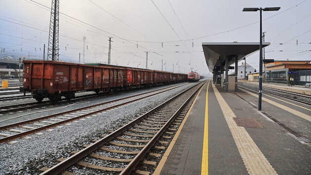 Am Bahnhof Hall, allerdings im Verschubbereich, passierte der Vorfall.