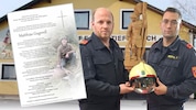 Kommandant Martin Grubmann und Stellvertreter Josef Bertl mit dem Helm ihres verstorbenen ...