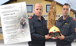 Kommandant Martin Grubmann und Stellvertreter Josef Bertl mit dem Helm ihres verstorbenen ...
