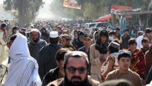 Eine riesige Menschenmenge verfolgte die Hinrichtung in einem Sportstadion.