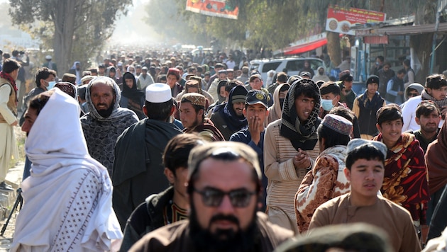Eine riesige Menschenmenge verfolgte die Hinrichtung in einem Sportstadion.