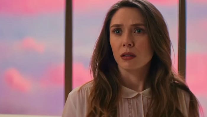 Joan (Elizabeth Olsen) steckt in der Zwickmühle – wem gehört ihr Herz?