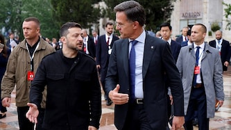 Von links: Der ukrainische Präsident Wolodymyr Selebskyj und NATO-Generalsekretär Mark Rutte