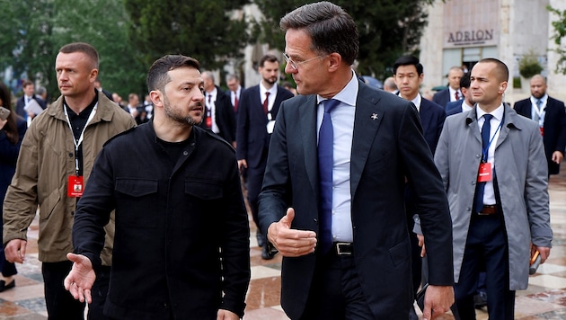 Europäische Staats- und Regierungschefs und selbst NATO-Chef Mark Rutte (re. im Bild) glauben an ...