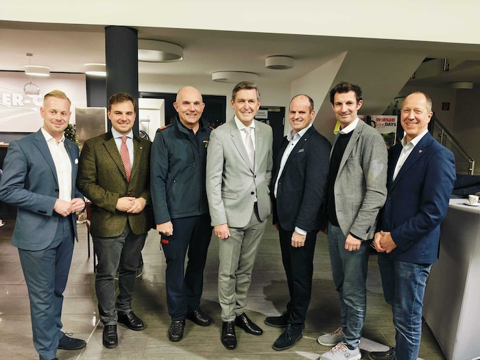 Der parteiübergreifende Verein „Ja zur S 8“ samt Bürgermeister und Landtagspolitiker begrüßte ...