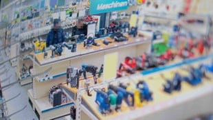 Die Langfinger bei ihrer „Arbeit“ – eine Kamera hat mitgefilmt.