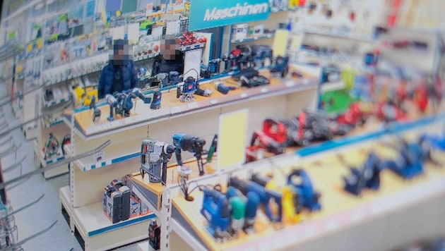 Die Langfinger bei ihrer „Arbeit“ – eine Kamera hat mitgefilmt.