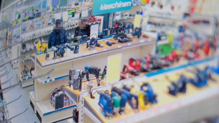 Die Langfinger bei ihrer „Arbeit“ – eine Kamera hat mitgefilmt.