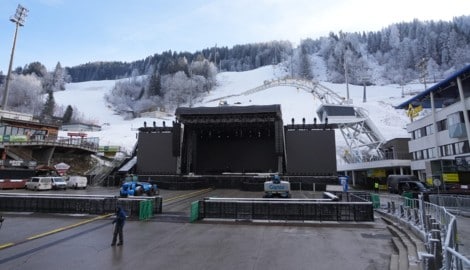 Die riesige Bühne im Zielstadion der Planai wird am Freitag beben.