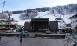 Die riesige Bühne im Zielstadion der Planai wird am Freitag beben.