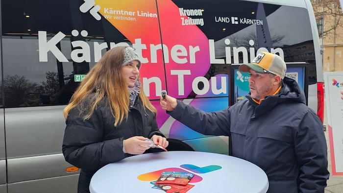 Madlin Peko vom Verkehrsverbund wurde beim Info-Tag auch interviewt.