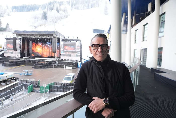 Klaus Leutgeb vor der gewaltigen Bühne im Planai-Stadion