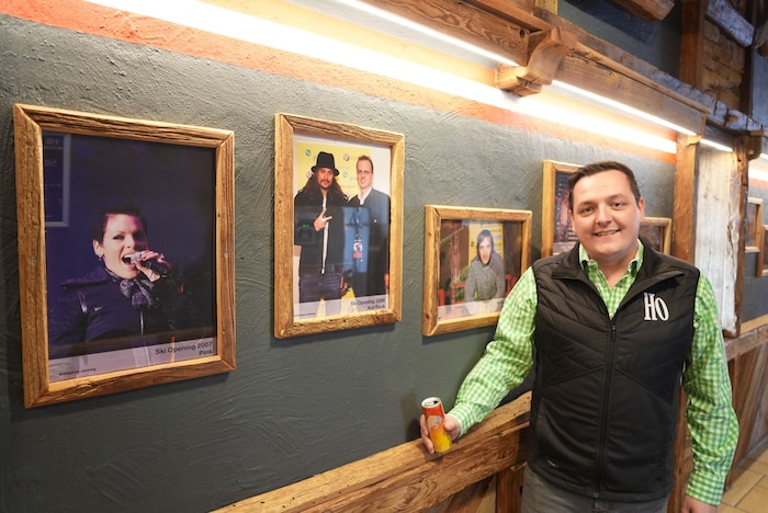Benjamin Jarz vor der „Ahnengalerie“ in der legendären Hohnehaus Tenne