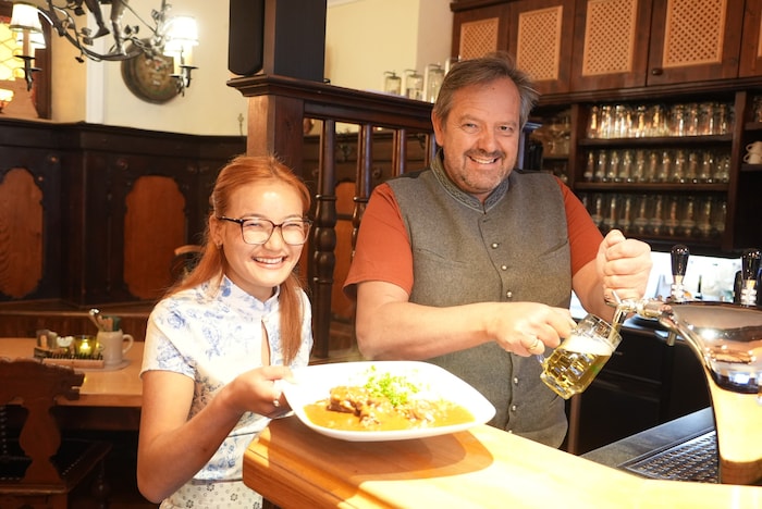 Sind bereit und gut gelaunt: Kirchenwirt Wiff Schrempf und Kellnerin Phura.