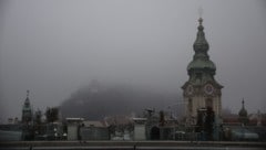 Der Uhrturm ist dieser Tage teils nicht einmal aus kurzer Distanz klar zu sehen. Ursache ist die ...