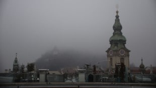 Der Uhrturm ist dieser Tage teils nicht einmal aus kurzer Distanz klar zu sehen. Ursache ist die ...