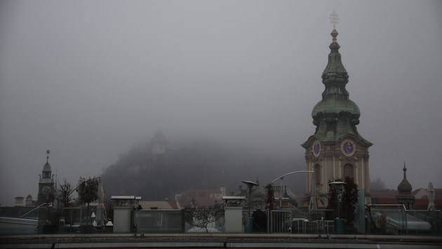 Der Uhrturm ist dieser Tage teils nicht einmal aus kurzer Distanz klar zu sehen. Ursache ist die ...