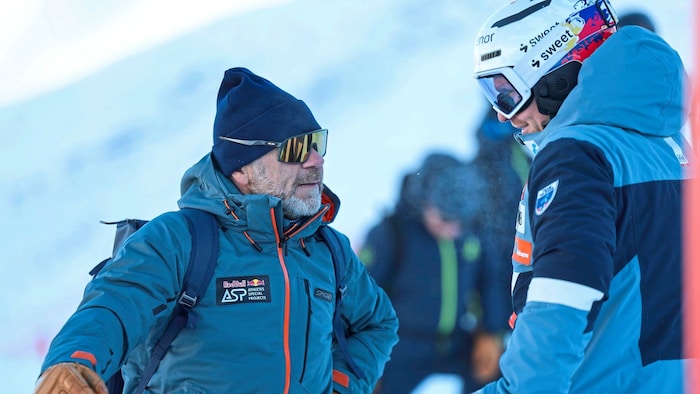 Patrick Riml (li.) ist Leiter des „Red Bull Athletes Special Project“ ...