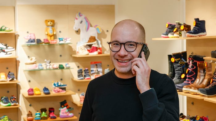 Gute Miene zum bösen Spiel macht Schuhhändler Thomas Umlauft.