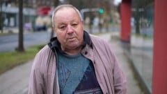 Der Linzer Pensionist will Pendler und Besucher des Linzer Hauptbahnhofs zur Vorsicht mahnen.