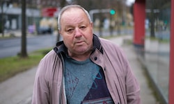 Der Linzer Pensionist will Pendler und Besucher des Linzer Hauptbahnhofs zur Vorsicht mahnen.