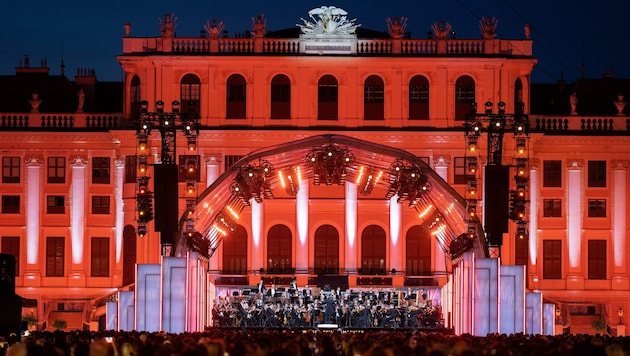 Stimmungsvoll: das traditionelle Konzert der Wiener Philharmoniker vor Schloss Schönbrunn. Heuer ...