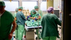 Auf das Personal in den Spitälern und Operationssälen könnten weitere Einsparungen zurollen.