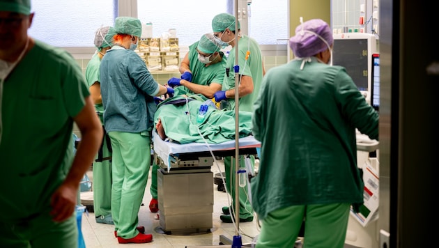 Auf das Personal in den Spitälern und Operationssälen könnten weitere Einsparungen zurollen.