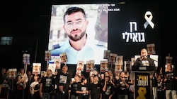 Geisel-Angehörige protestieren für die Übergabe der letzten Leichen an Israel.