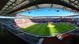 Neben dem Rasen der Red Bull Arena werden zwei LED-Leinwände platziert.