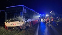 Der Bus wurde von der Straße geschoben.