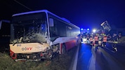 Der Bus wurde von der Straße geschoben.