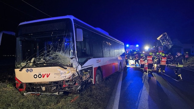 Der Bus wurde von der Straße geschoben.