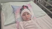 Von der Schulbank quasi ins Krankenhaus – und zwei Jahre heftiger Therapie warten auf die kleine ...