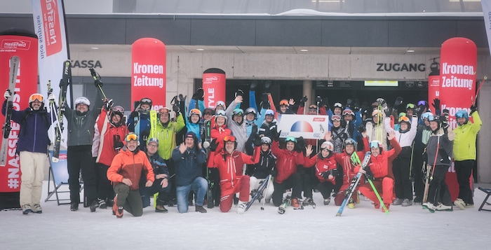 Die 18 „Krone“-Gewinner mit ihren Begleitern kurz vor dem Frühstart in den Winter – und sie ...