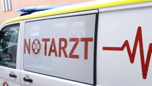 Eine 15-Jährige wurde am Schutzweg von einem Auto erfasst und kam unter einem Linienbus zum ...