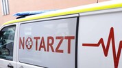 Eine 15-Jährige wurde am Schutzweg von einem Auto erfasst und kam unter einem Linienbus zum ...