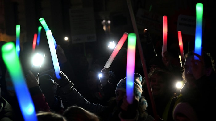 Die Streikenden wollten nach Einbruch der Dunkelheit den Arbeitgebern mit bunten Lichtern, damit ...
