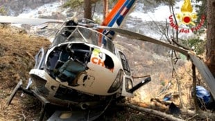 Die Besatzung des abgestürzten Hubschraubers wurde leicht verletzt, ein Arbeiter am Boden starb.