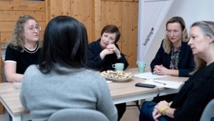 Gesprächsrunde im Frauenhaus im Bezirk Mistelbach (NÖ) mit „First Lady“ Doris Schmidauer. Und ...