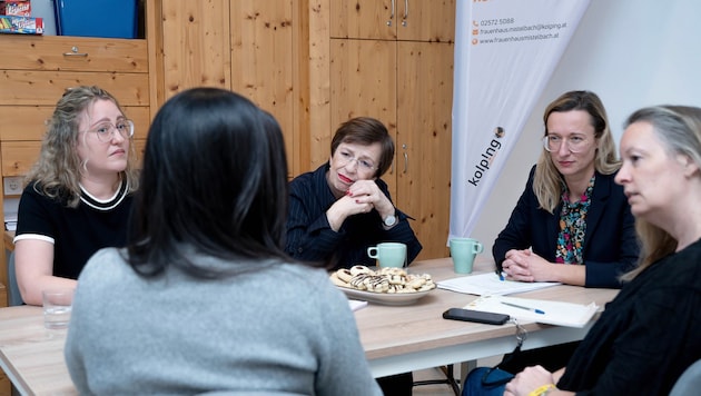 Discussion at the women's shelter in the district of Mistelbach (Lower Austria) with "First ...