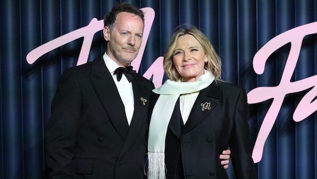 Kim Cattrall hat ihren Freund Russell Thomas in einer kleinen Zeremonie in London geheiratet.