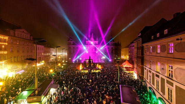 Das Grazer Silvesterspektakel begeistert die Massen mit fünf Shows am Hauptplatz