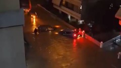 Nahe der griechischen Hauptstadt Athen waren die Straßen überflutet.