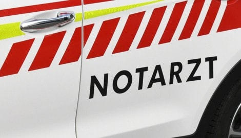 Der Notarzt versorgte die schwer verletzte Fußgängerin.